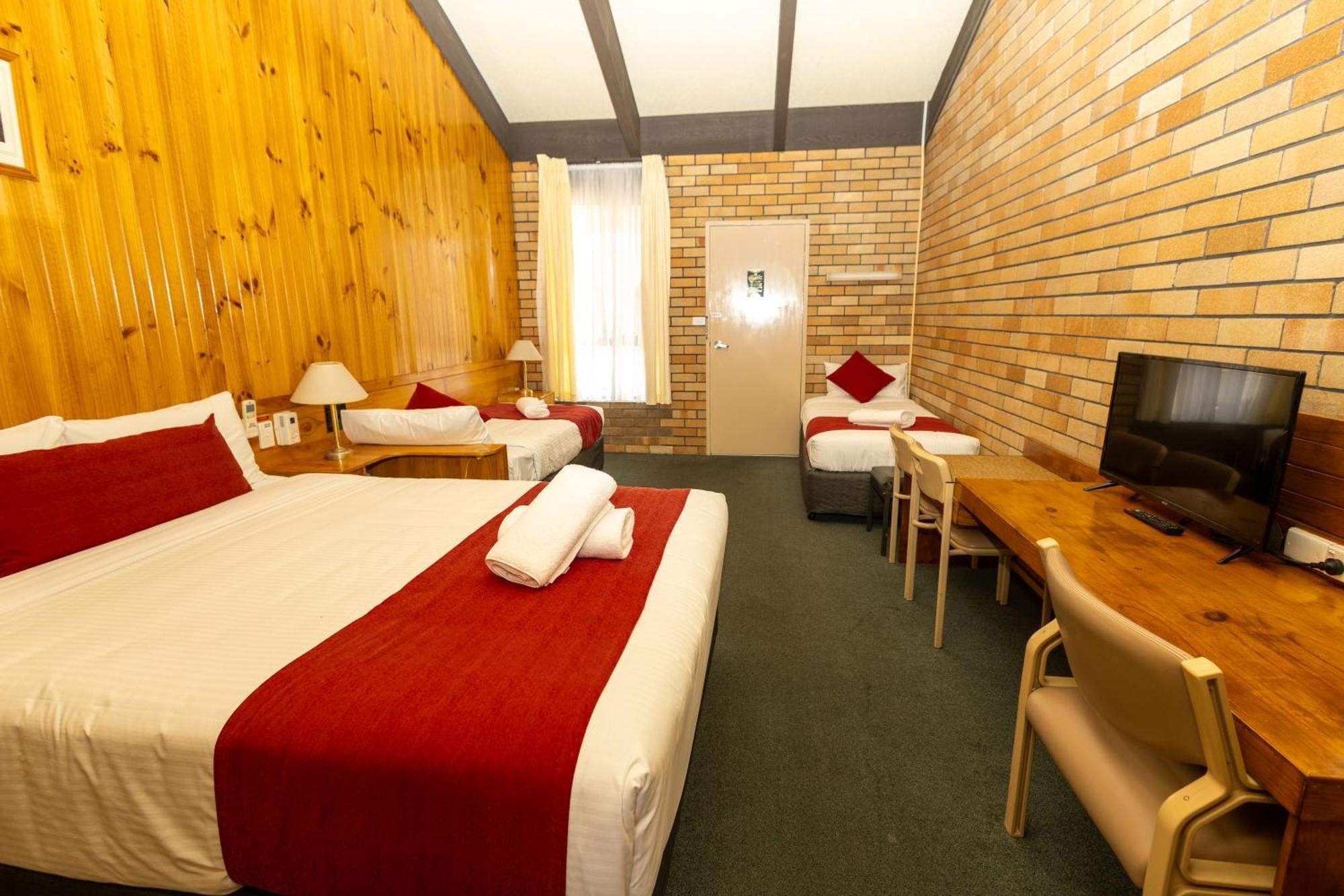 All Travellers Motor Inn Coonabarabran Dış mekan fotoğraf