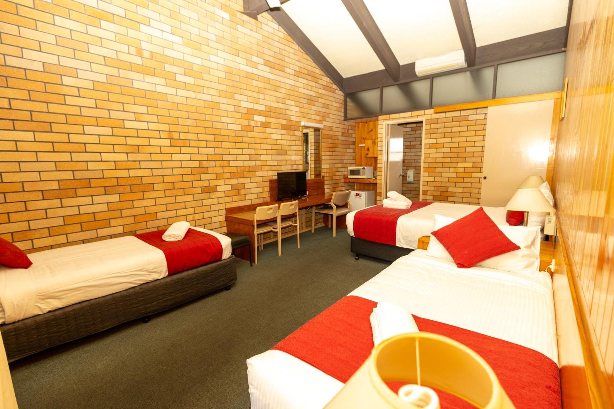 All Travellers Motor Inn Coonabarabran Dış mekan fotoğraf