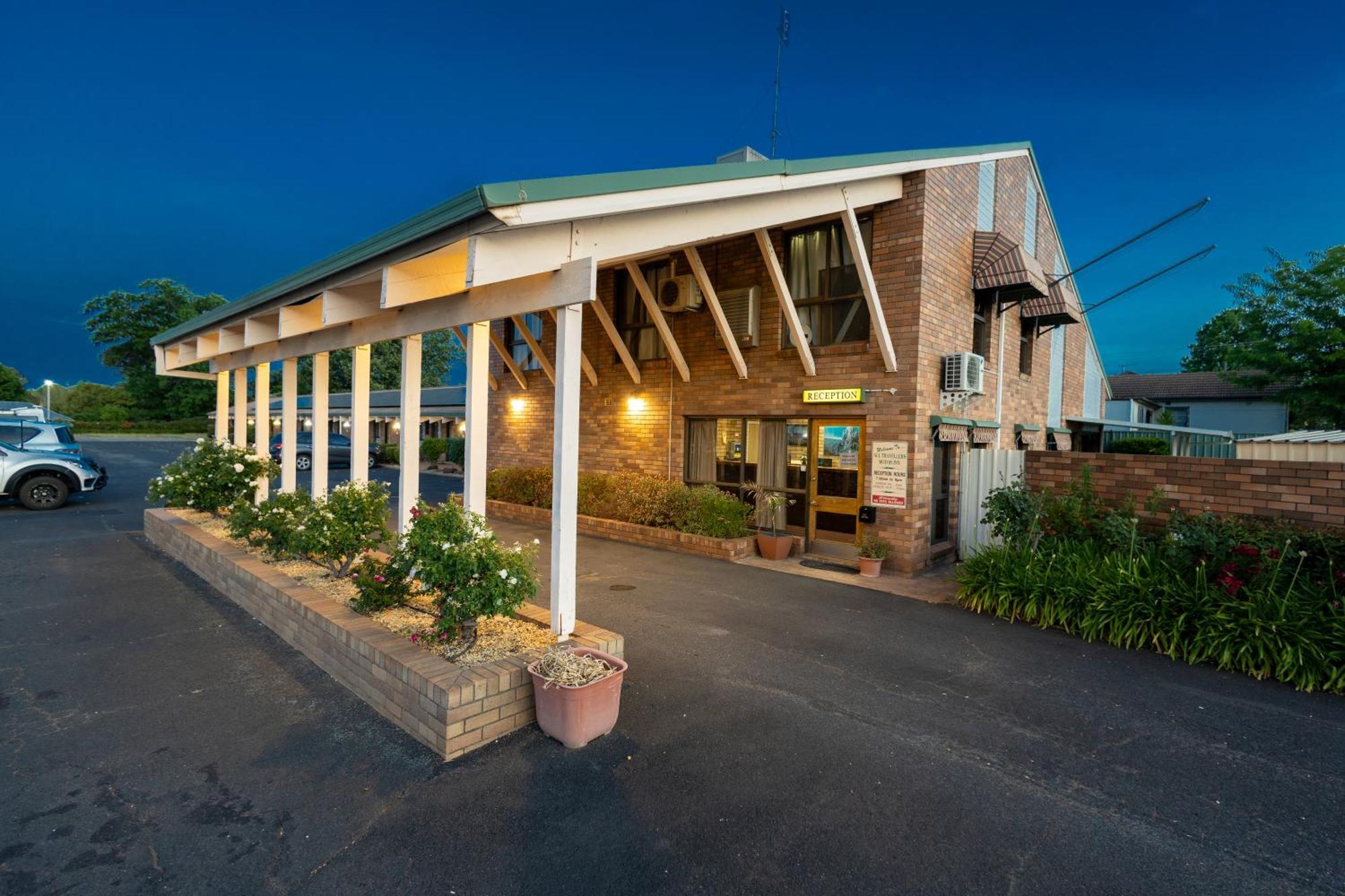 All Travellers Motor Inn Coonabarabran Dış mekan fotoğraf