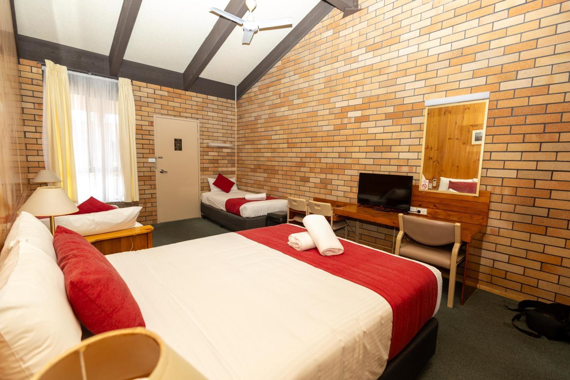 All Travellers Motor Inn Coonabarabran Dış mekan fotoğraf