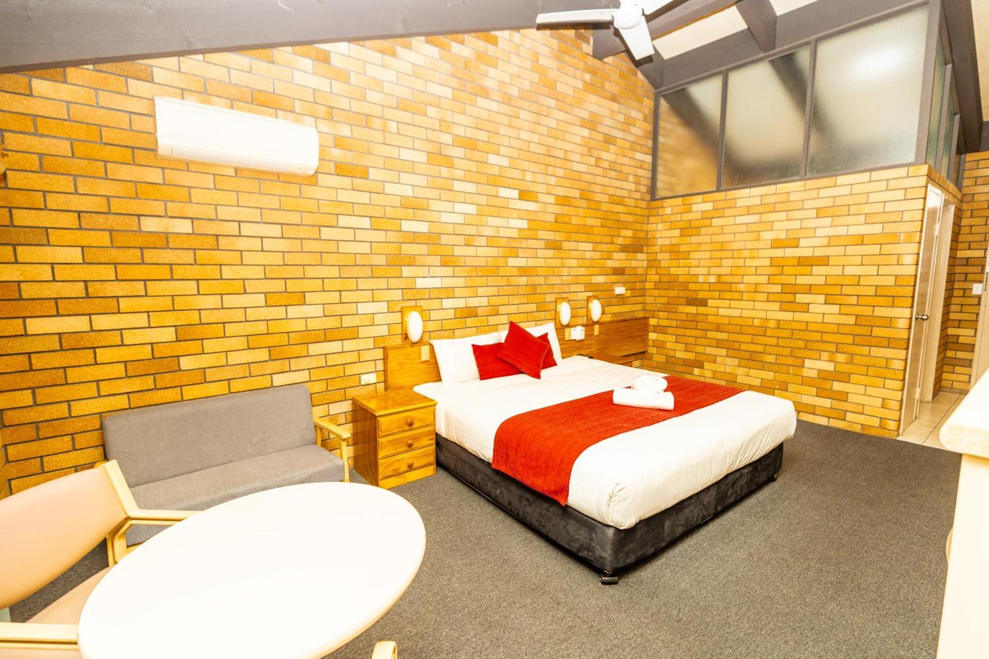 All Travellers Motor Inn Coonabarabran Dış mekan fotoğraf